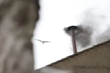 
			
				Como fazer a fumaça do conclave ficar branca ou preta?
			
			