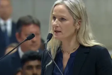 
			
				Conclave: quem é a brasileira que leu a Oração Universal na missa
			
			