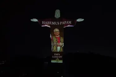 
			
				Cristo Redentor exibe imagem do papa Leão XIV
			
			