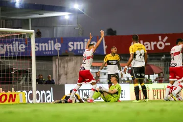 
			
				De volta ao G4! CRB vence o Criciúma dentro de casa e retorna à zona de classificação
			
			