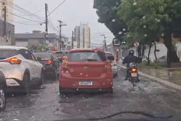 
			
				Defesa Civil alerta para risco de deslizamentos em Maceió após fortes chuvas
			
			