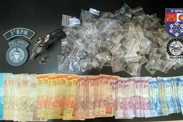 
			
				Denúncia leva PM a prender mulher com drogas, revólver e dinheiro em AL
			
			