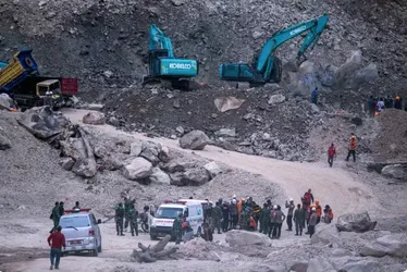 
			
				Desabamento em pedreira na Indonésia deixa 8 mortos
			
			