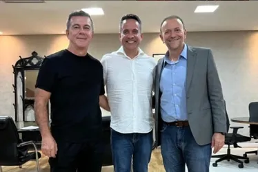 
			
				Edinho, candidato de Lula no PT, é recebido por Paulo e JHC em Maceió
			
			