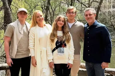 
			
				Em meio à polêmica, Luciano Huck homenageia Angélica
			
			