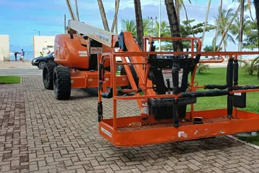 
			
				Equipamento despenca durante poda e deixa trabalhador ferido na Ponta Verde
			
			