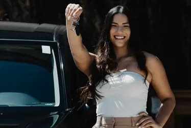 
			
				Esposa ganha carro de luxo de Luva de Pedreiro e celebra
			
			