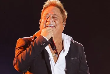 
			
				Fã levanta Leonardo no colo e causa alvoroço em cima do palco
			
			
