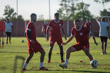 
			
				Fábio Alemão, zagueiro do CRB, treina com bola e já está liberado para jogar após lesão
			
			