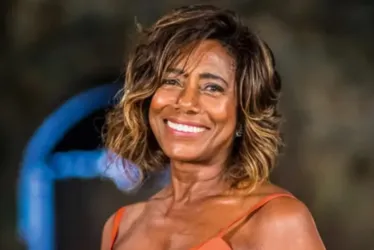 
			
				Filhas prestam homenagem e jogam cinzas de Glória Maria no mar
			
			
