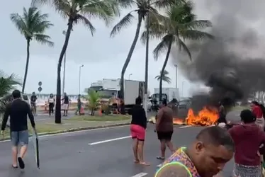 
			
				Fogo na pista e protesto: moradores interditam Assis Chateaubriand por falta de energia
			
			