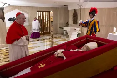 
			
				Francisco veste vermelho: por que a cor é usada no funeral dos papas?
			
			