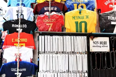 
			
				Futebol joga no lixo mais de 500 milhões de camisas por ano
			
			
