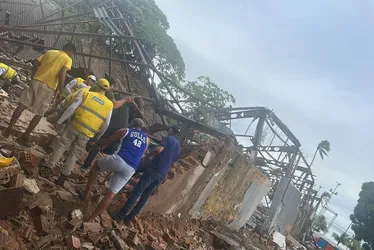 
			
				Vídeo: veja momento em que galpão desaba no Jaraguá e deixa quatro pessoas feridas
			
			