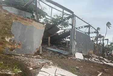 
			
				Quatro pessoas ficam feridas após galpão desabar no Jaraguá
			
			