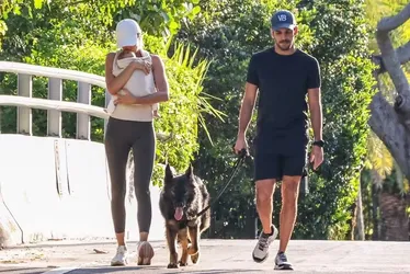 
			
				Gisele Bündchen dá beijinho no caçula em passeio com o namorado
			
			