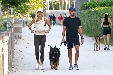 
			
				Gisele Bündchen dá beijinho no caçula em passeio com o namorado
			
			