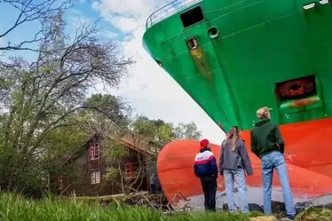 
			
				Homem acorda e se depara com enorme navio cargueiro no seu jardim
			
			