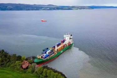 
			
				Homem acorda e se depara com enorme navio cargueiro no seu jardim
			
			