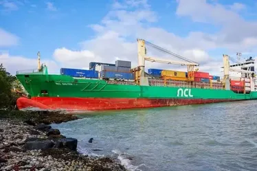 
			
				Homem acorda e se depara com enorme navio cargueiro no seu jardim
			
			