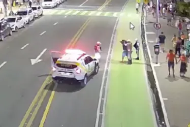 
			
				Homem é preso após esfaquear outro na orla de Maceió; veja vídeo do momento
			
			