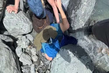 
			
				Homem sobrevive após ser esmagado por pedra de 318 kg nos EUA
			
			
