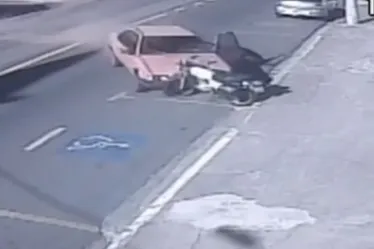 
			
				Homens morrem após carro desgovernado jogar moto em cartório
			
			