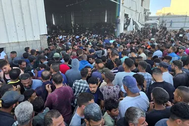 
			
				'Hordas de famintos' invadem armazém de agência da ONU em Gaza
			
			