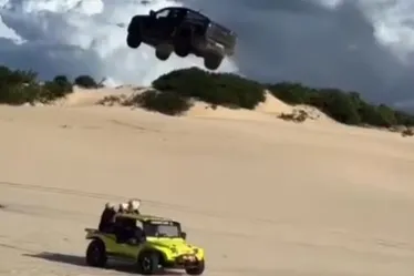 
			
				Impacto de 26 toneladas: picape foi destruída após 'voar' em duna
			
			