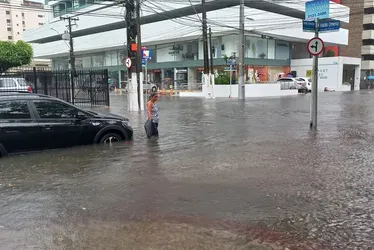 
			
				Inmet emite alerta vermelho para AL com previsão de fortes chuvas e ventos de até 100 km/h
			
			