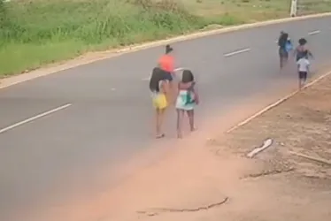 
			
				Jovem morre e sete ficam feridos após caminhonete em alta velocidade atropelar grupo
			
			