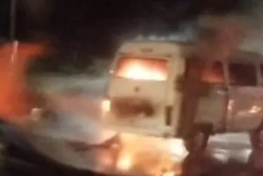 
			
				Kombi pega fogo na Avenida Gustavo Paiva e mobiliza Corpo de Bombeiros
			
			