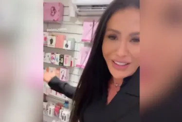 
			
				“Me mimei”: solteira, Gracyanne Barbosa faz a festa em sex shop
			
			