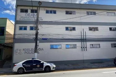 
			
				Menino de 11 anos é achado dormindo em caminhão após pai abandoná-lo
			
			