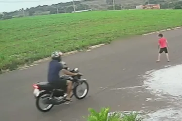 
			
				Menino de 8 anos é atropelado por moto enquanto jogava bola em frente de casa
			
			