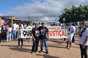 
			
				Moradores de Palmeira dos Índios vão às ruas pedir justiça por adolescente morto em abordagem policial
			
			