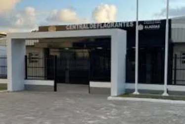 
			
				Suspeito de série de assaltos é detido em ginásio escolar no Santos Dumont
			
			
