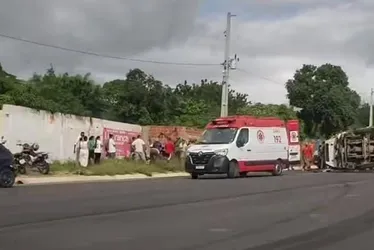 
			
				Motorista fica gravemente ferido após caminhão de lixo tombar em Arapiraca
			
			