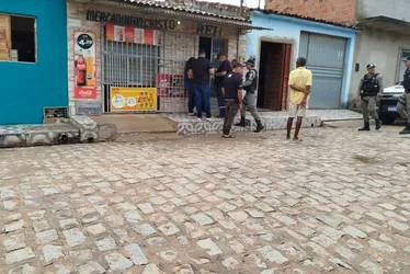 
			
				Mulher é assassinada a tiros dentro de mercadinho em Arapiraca
			
			