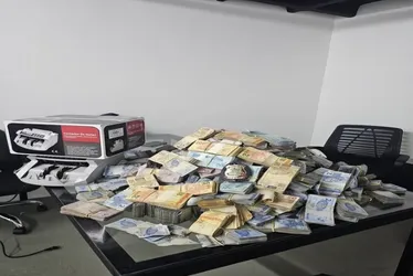 
			
				PF descobre baú do tráfico e apreende meio milhão de reais
			
			