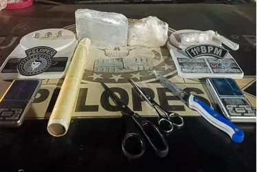 
			
				PM apreende três armas e mais de 1 kg de drogas em ações no interior de AL
			
			