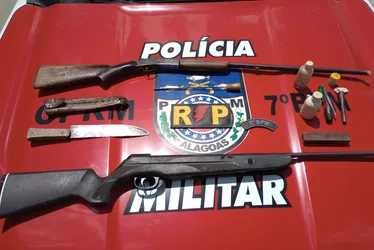 
			
				PM prende três suspeitos e apreende armas de fogo no Sertão e na Zona da Mata de AL
			
			