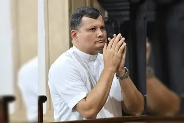 
			
				Padre que ficou preso em telhado narra 30 horas de desespero
			
			