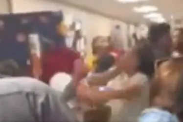 
			
				Pancadaria! Briga entre pais de alunos faz formatura parar; veja vídeo
			
			