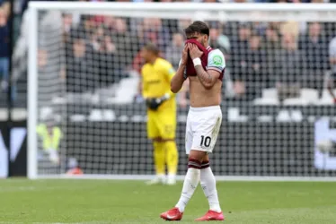 
			
				Paquetá chora ao levar cartão amarelo em jogo da Premier League
			
			
