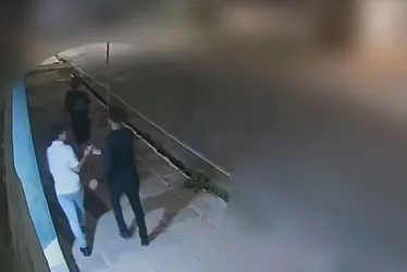 
			
				Pausa para foto e correria: veja imagens dos suspeitos de incendiar objetos de pessoas em situação de rua
			
			