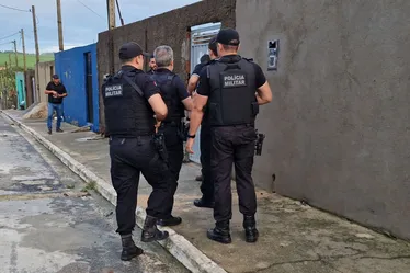 
			
				Polícia apreende cerca de R$ 100 mil em espécie com alvo de operação; líder do CV em AL está foragido no RJ
			
			