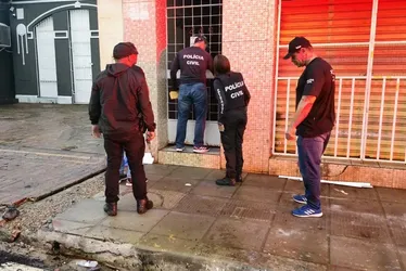 
			
				Polícia busca pistas em celulares apreendidos para elucidar morte de coroinha em festa
			
			