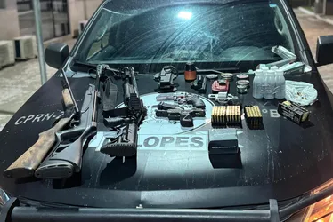 
			
				Pistola, carabina e munições: polícias apreendem arsenal e prendem dupla durante operação em Ibateguara
			
			