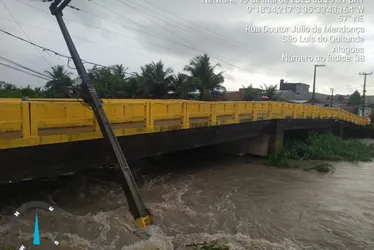 
			
				Poste de alta tensão ameaça cair sobre ponte do Rio Santo Antônio
			
			